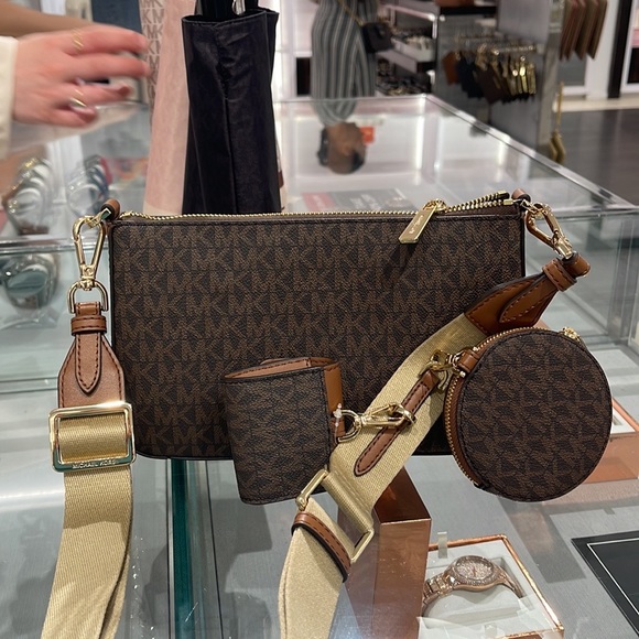 MICHAEL KORS
Jet Set Logo Crossbody Bag with Case for Apple Airpods Pro®
Brown - Picture 15 of 16